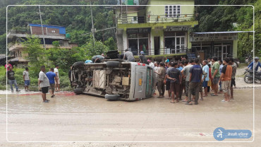 पोखरा जादैँ गरेको माईक्रो बाटोमै चिप्लिएर पल्टिएपछी...